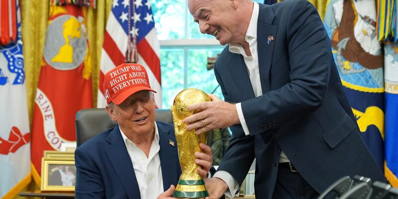 US-Präsident Donald Trump hat einen engen Draht zu FIFA-Chef Infantino. (Archivbild) - Foto: Jacquelyn Martin/AP/dpa