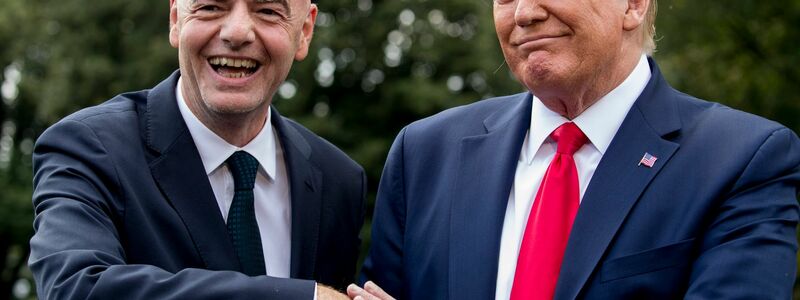 Selbst bei Trumps jüngstem Nahost-Gipfel in Ägypten war Infantino dabei. (Archivbild) - Foto: Andrew Harnik/AP/dpa
