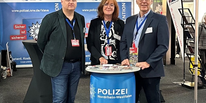 POL-KLE: Kalkar - Baumesse 2025: Kreispolizeibehörde Kleve mit Informationsstand und Fachvorträgen - Foto: presseportal.de
