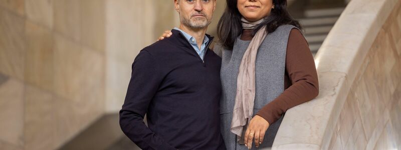 Saba-Nur Cheema und Meron Mendel sind ein außergewöhnliches Ehepaar: Sie, eine Politologin und Expertin für Antisemitismus und Islamfeindlichkeit, ist Muslimin mit pakistanischen Wurzeln. Er, Professor und Direktor der Bildungsstätte Anne Frank in Frankfurt am Main, ist ein in Tel Aviv geborener Jude.  - Foto: Helmut Fricke/dpa