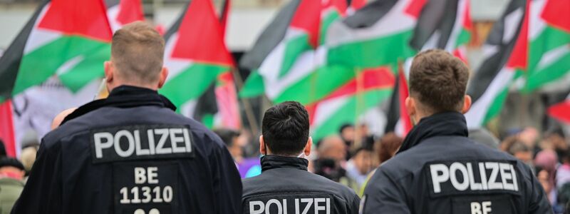 Propalästinensische Demonstranten kritisieren vielfach, dass in Deutschland ihre Meinungsfreiheit eingeschränkt sei, weil immer wieder Demonstrationen aufgelöst würden- (Archivbild)  - Foto: Sebastian Gollnow/dpa
