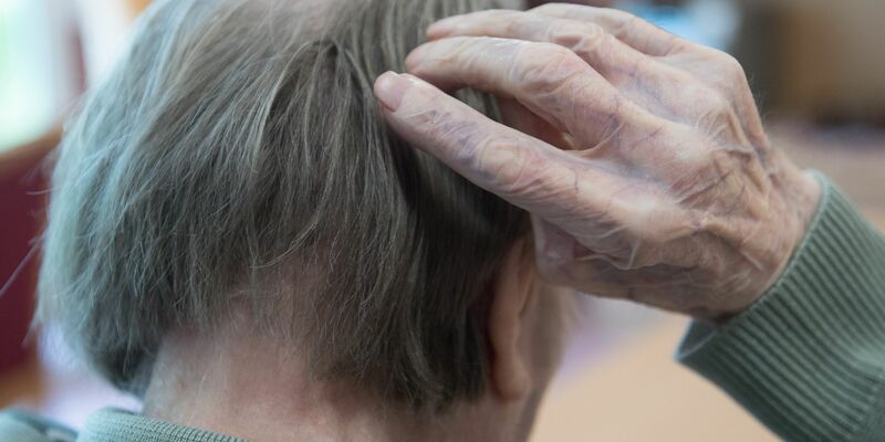 In Deutschland steigt die Zahl der Männer, die an Demenz sterben. (Symbolbild) - Foto: Sebastian Kahnert/dpa-Zentralbild/dpa
