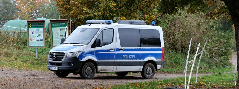 Nach dem Fund einer Kinderleiche bei Güstrow soll eine Obduktion Klarheit über Identität und Todesursache schaffen.       - Foto: Bernd Wüstneck/dpa