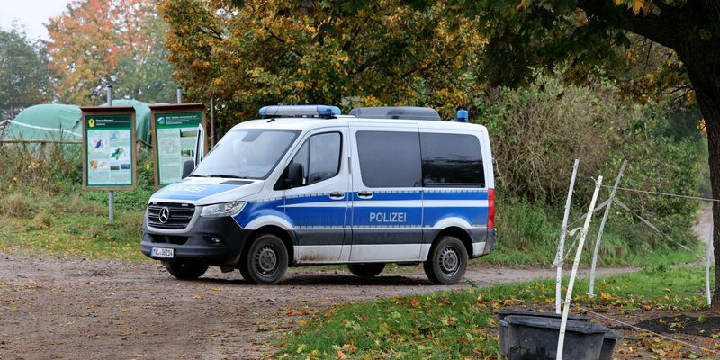 Die Polizei durchsuchte den Tümpel mit einem Detektor. - Foto: Bernd Wüstneck/dpa