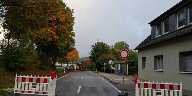 POL-OS: Bissendorf: Rollerfahrer stürzt nach manipulierten Baustellenabsperrungen in Asphaltloch - Foto: presseportal.de