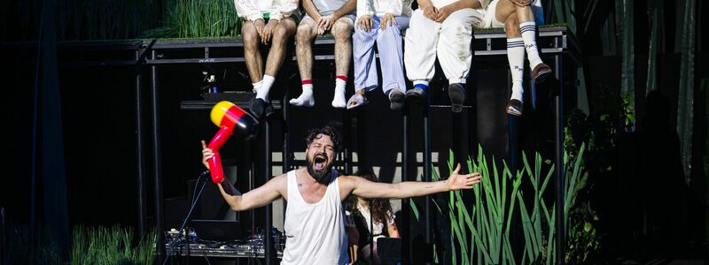 Die Geschichte von Mesut Özil wird in Bremen als Theaterstück aufgeführt. - Foto: Sina Schuldt/dpa