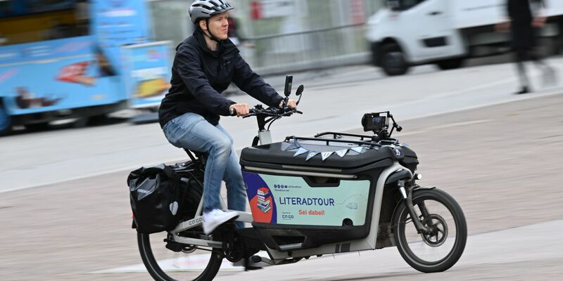 Freunde und Familie erwarteten Lennart Schaefer am Ziel. - Foto: Arne Dedert/dpa