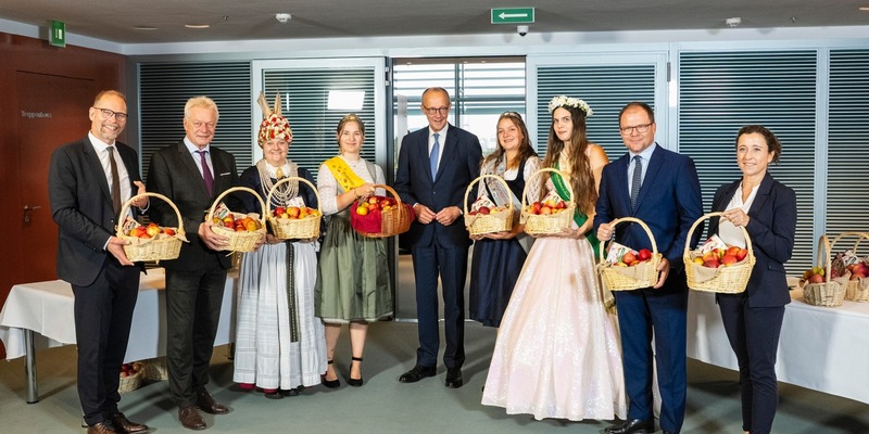Heute regiert der Apfel: Traditionelles Apfelkabinett im Bundeskanzleramt / Apfelköniginnen aus den heimischen Anbaugebieten versorgten heute die Regierungszentrale mit knackig-frischen Äpfeln - Foto: presseportal.de