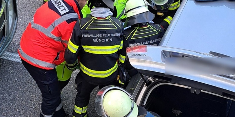 FW-M: Pkw kurz nach Tunnel quergestellt (Allach) - Foto: presseportal.de