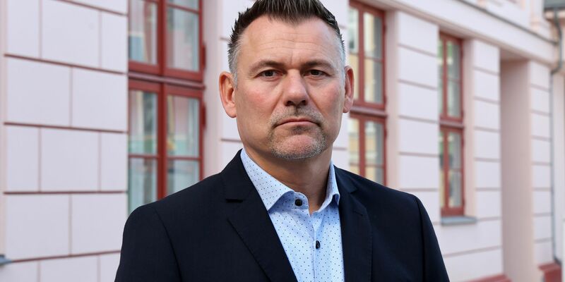 Der Güstrower Bürgermeister Sascha Zimmermann (FDP) hofft nach dem Fund einer Kinderleiche auf zeitnahe Ermittlungsergebnisse. - Foto: Bernd Wüstneck/dpa