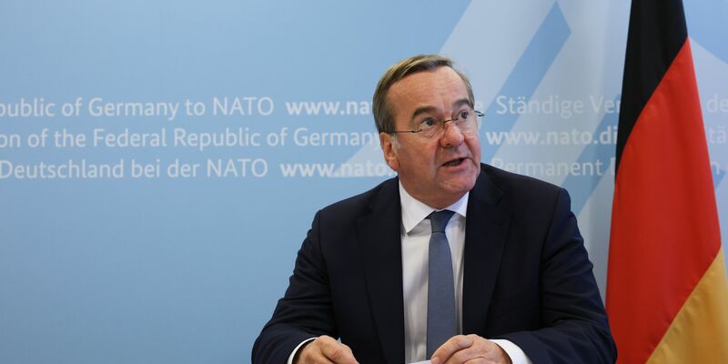 Nach seinem Treffen mit Amtskollegen aus anderen Ländern kam es laut Pentagon-Sprecher zu dem Vorfall in der Luft. - Foto: Omar Havana/AP/dpa