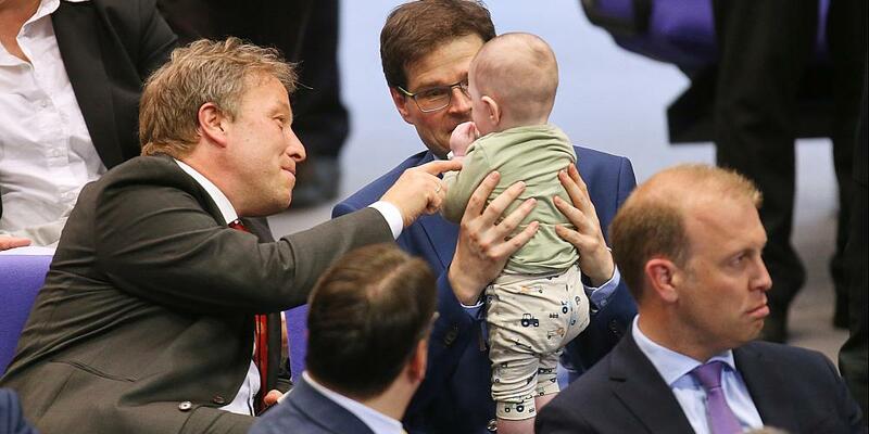 Sebastian Steineke und Johannes Rothenberger mit Baby (Archiv) - Foto: über dts Nachrichtenagentur
