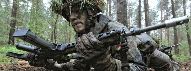 Wie sollte die Zukunft der Bundeswehr aussehen? Über diese Frage wird gestritten.  (Archivbild) - Foto: Peter Steffen/dpa