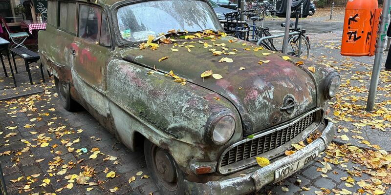 Der Oldtimer musste umparken, weil Parkplätze im Kiez schwinden. Sein neuer Standort ist fast gegenüber vom alten. - Foto: Caroline Bock/dpa