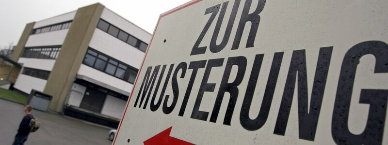 Sollen alle junge Männer wieder gemustert werden oder nur ein durch Losverfahren ausgewählter Anteil? Das ist eine der Streitfragen in der Diskussion über den künftigen Wehrdienst. - Foto: picture alliance / dpa