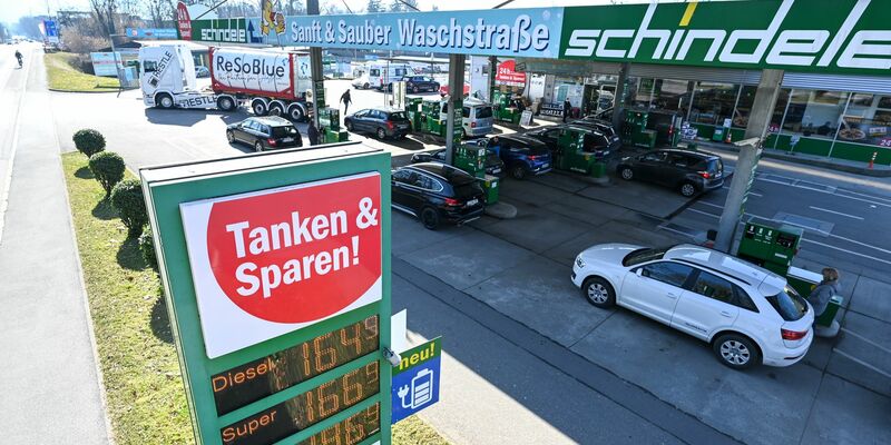 In Österreich tankt es sich in der Regel günstiger - das liegt aber nicht daran, dass die Preise nur einmal pro Tag angehoben werden dürfen. (Symbolbild) - Foto: Felix Kästle/dpa