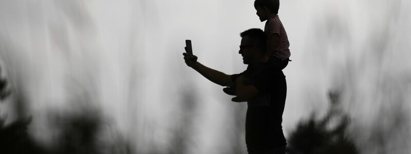 Ob Kinderfotos ins Internet gehören, ist eine vieldiskutierte Frage. (Archivfoto) - Foto: Arne Dedert/dpa
