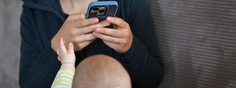  Einige Influencer teilen nicht nur ihr eigenes Leben, sondern auch das ihrer Kinder mit ihren Followern. (Archivbild) - Foto: Elisa Schu/dpa