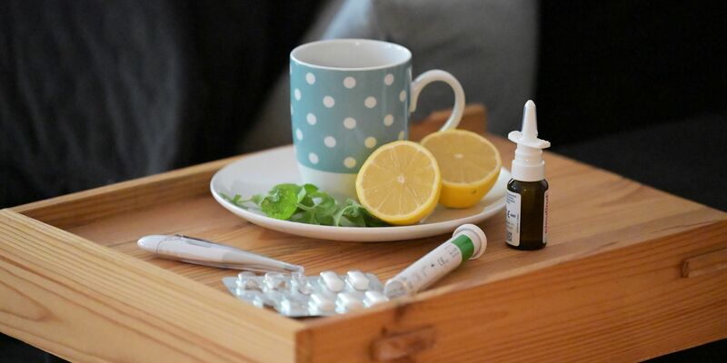 Wer Corona hat, sollte am besten so lange zu Hause bleiben, bis die Krankheitszeichen sich deutlich verbessert haben. (Symbolbild) - Foto: Malin Wunderlich/dpa