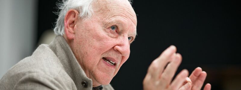 Dass er kein Smartphone besitze, will Werner Herzog (83) nicht als Statement missverstanden wissen - altmodisch und gegen Technik sei er keineswegs. - Foto: Henning Kaiser/dpa