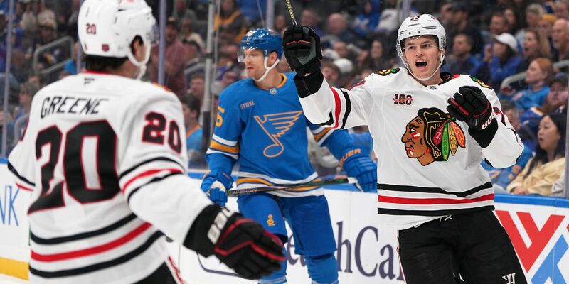 Lukas Reichel (r) erzielte erstmals zwei Tore in einem NHL-Spiel. - Foto: Jeff Roberson/AP/dpa