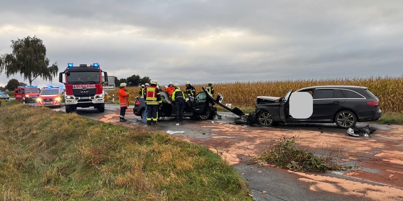 FW-ROW: Verkehrsunfall auf L142: Beifahrer von Feuerwehr befreit - Foto: presseportal.de