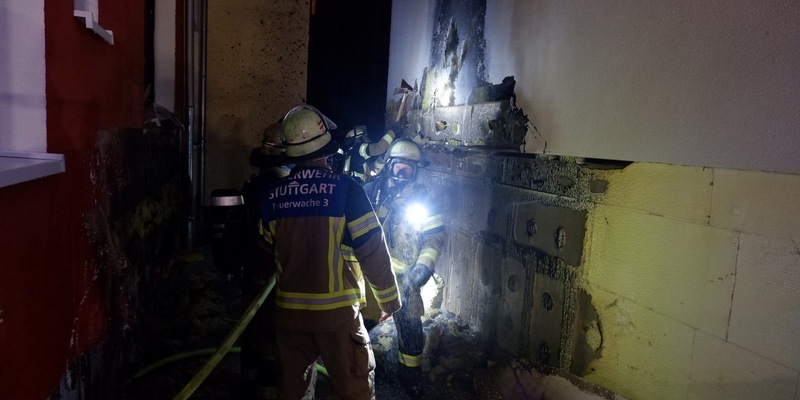 FW Stuttgart: Mülltonnenbrand greift auf Gebäudefassaden über - Foto: presseportal.de