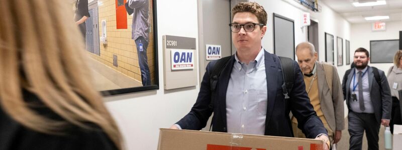 Mitglieder des Pentagon-Pressekorps verlassen das US-Verteidigungsministerium. - Foto: Kevin Wolf/FR33460 AP/AP/dpa