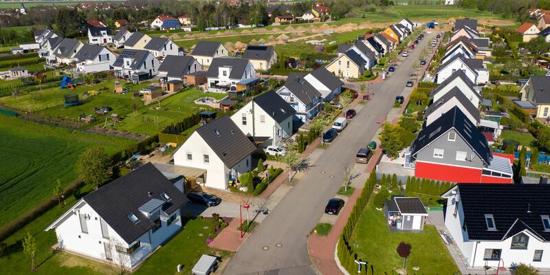 Ist für eine Mehrheit der Deutschen der Wohntraum: das freistehende Einfamilienhaus. (Symbolbild) - Foto: Jan Woitas/dpa-Zentralbild/dpa