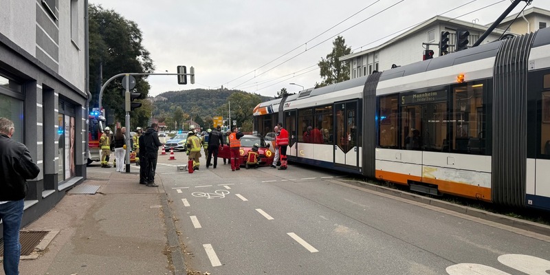FW Weinheim: Mannheimer Straße wegen Unfall zeitweise gesperrt - Foto: presseportal.de