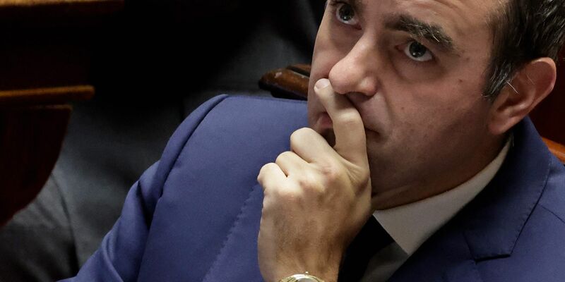 Premier Lecornu hat die Misstrauensvoten überstanden - die seit längerem andauernde politische Krise in Frankreich kann sich damit vorerst beruhigen.  - Foto: Stephane De Sakutin/AFP/dpa