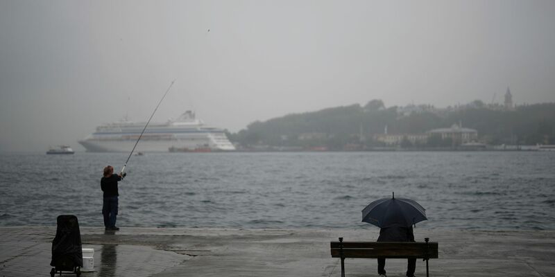 Ein Regentag in Istanbul - angesichts der Wasserprobleme im Land sind darüber viele dankbar. (Archivbild) - Foto: Francisco Seco/AP/dpa