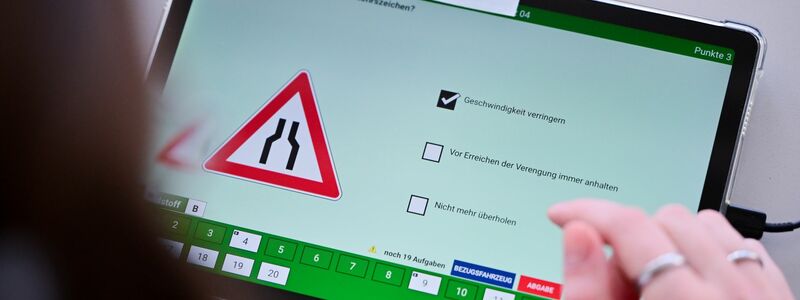 Der Fragenkatalog für die Führerscheinprüfung soll abgespeckt werden. (Archivbild) - Foto: Sebastian Gollnow/dpa