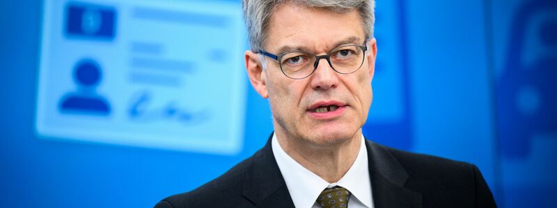 Verkehrsminister Schnieder plant Kostensenkungen bei Führerscheinen. - Foto: Bernd von Jutrczenka/dpa