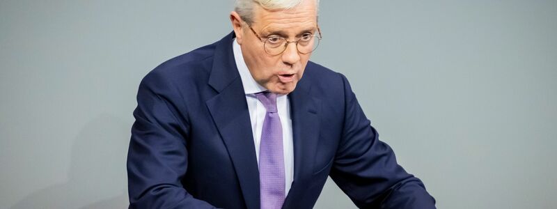 Unionsfraktionsvize Norbert Röttgen (CDU) verteidigt den Vorschlag für ein Zufallsverfahren zur möglichen Auswahl von Wehrdienstleistenden.  - Foto: Christoph Soeder/dpa
