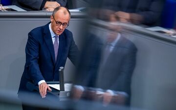 Merz zeigt sich zuversichtlich für die Abstimmung am Freitag. - Foto: Michael Kappeler/dpa