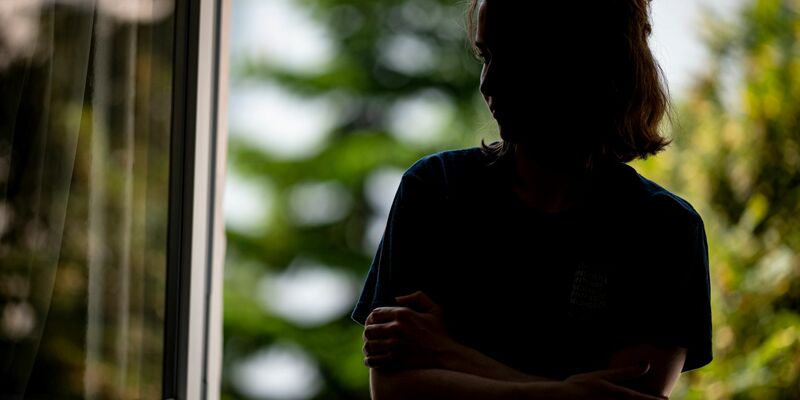 In den Industriestaaten klagt nach einer OECD-Studie eine wachsende Zahl von Menschen über Einsamkeit. (Symbolbild) - Foto: Fabian Sommer/dpa