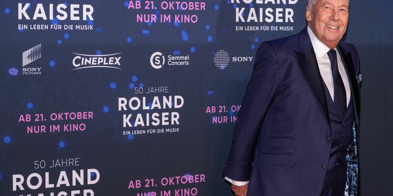 Tochter Annalena (links) unterstützte ihren Vater auf dem roten Teppich - ebenso wie Sängerin Saskia Leppin (rechts). - Foto: Guido Kirchner/dpa