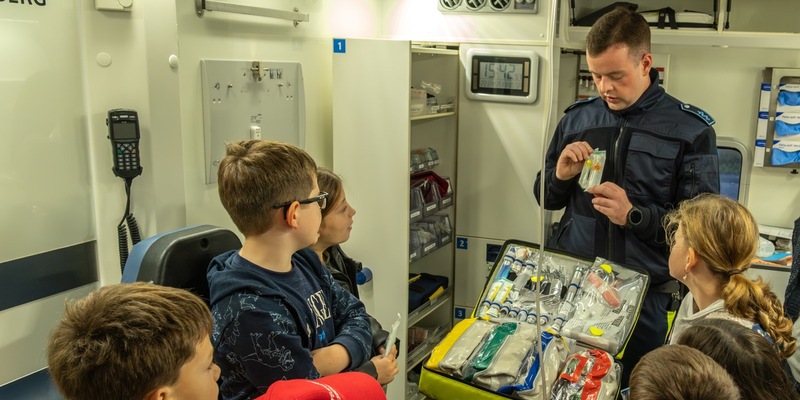 FW-AR: RETTUNGSWAGEN BESUCHT DIE KINDERFEUERWEHR BRUCHHAUSEN/NIEDEREIMER - Foto: presseportal.de