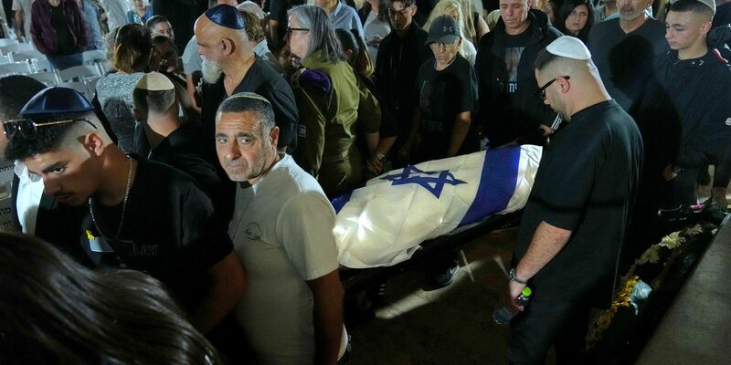 Bislang hat die Hamas neun Geisel-Leichen an Israel übergeben.  - Foto: Francisco Seco/AP/dpa