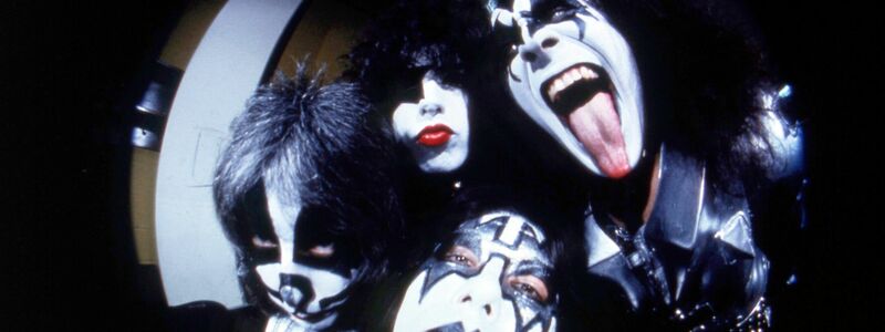 Kiss machte mit wildem Make-up, spektakulären Kostümen und theatralischen Live-Shows Furore. (Archivbild) - Foto: Richard Drew/AP/dpa