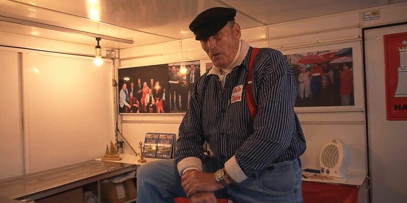 Aale-Dieter, der mit bürgerlichen Namen Dieter Bruhn heißt, steht in seinem Verkaufswagen (Archivbild). - Foto: -/dpa