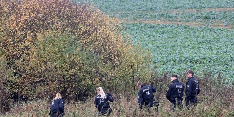 Am Mittwoch durchkämmten Polizisten vor allem die Umgebung eines Tümpels bei Klein Upahl. - Foto: Bernd Wüstneck/dpa