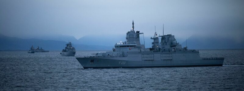 Neun Schiffe und ein U-Boot sind an der Großübung beteiligt. - Foto: Philip Dulian/dpa