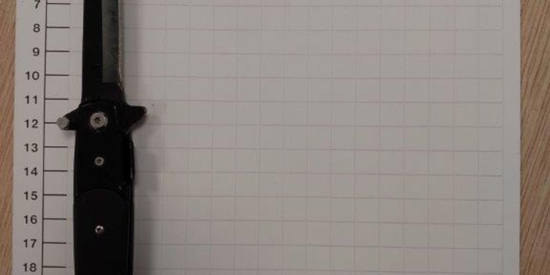 BPOL NRW: Bundespolizei stellt Springmesser bei Handgepäckkontrolle am Flughafen Köln/Bonn sicher - Foto: presseportal.de