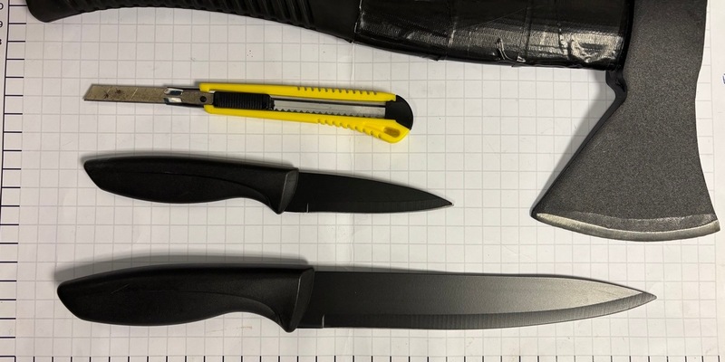 BPOL NRW: Bundespolizei findet Axt, Messer und Pfeffersprays bei einem Mann - Foto: presseportal.de