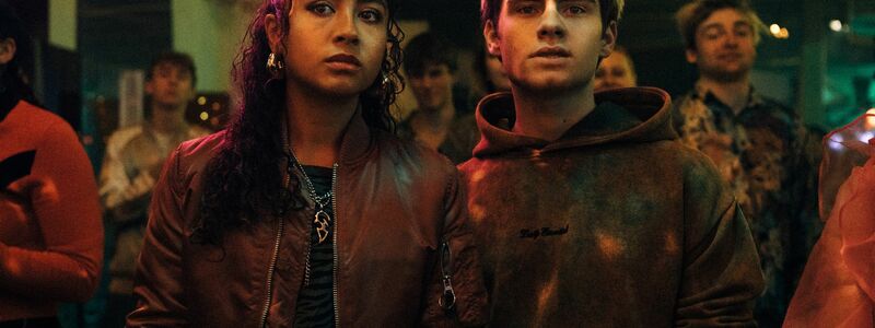  Nola (Samira Breuer) und Corvin (Florian Geißelmann) suchen die Macher der «Schattenseite». - Foto: Elliott Kreyenberg/ARD Degeto Film/HR/funk/Dreamtool Entertainment GmbH/dpa