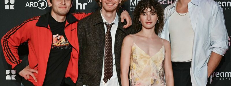 Moritz Hoyer (l-r), Filip Schnack, Franziska von Harsdorf und Ludger Bökelmann bei der Premiere der Serie «Schattenseite» in Berlin. - Foto: Jens Kalaene/dpa
