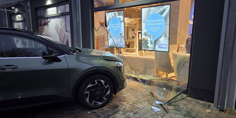 POL-HM: Auto durchbricht Schaufensterscheibe - Foto: presseportal.de