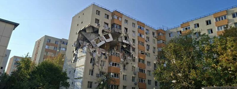 Das Haus droht einzustürzen, mehr Opfer werden befürchtet. - Foto: Uncredited/ROMANIAN EMERGENCY SERVICES via AP/dpa